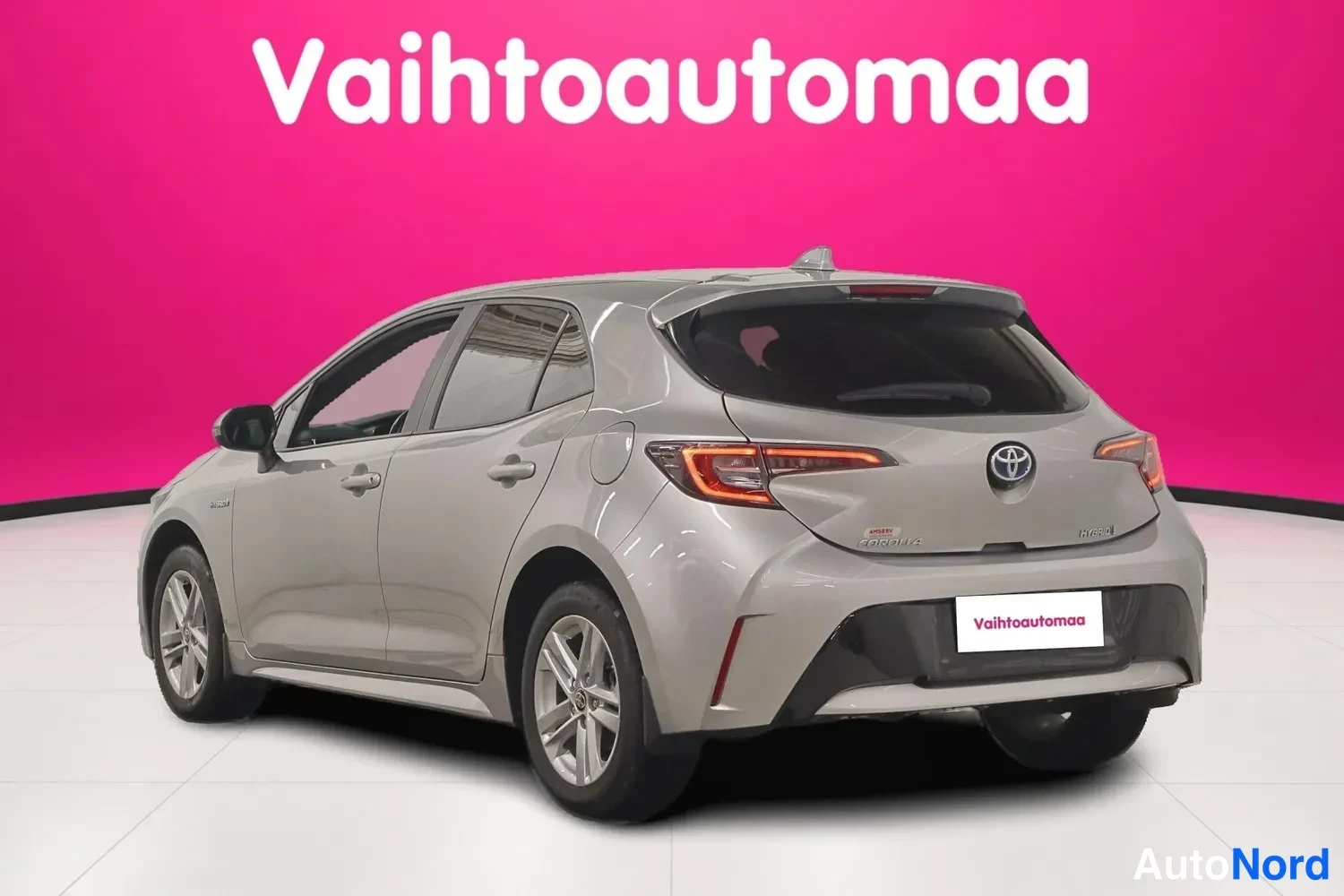 Takaviisto: Hopeanharmaa viistoperäisen auton takakolmasosan kuva studiotaalustaa vasten, kannessa Vaihtoautomaa-teksti.