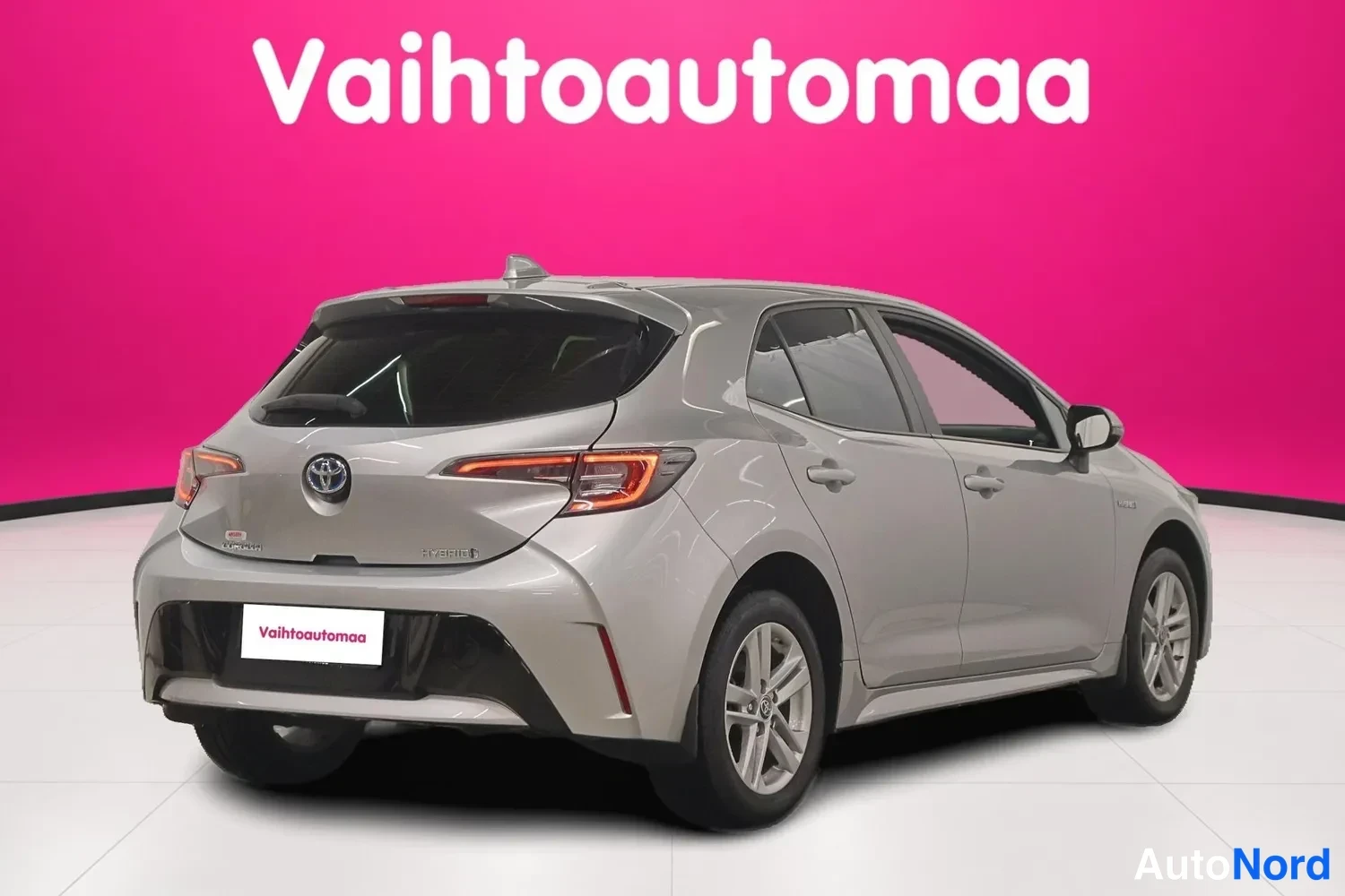 Takaviisto: Toyota Corolla -viistosti takaa: hopeinen viistoperä, takavalot ja rekisteritunnuksen peite.