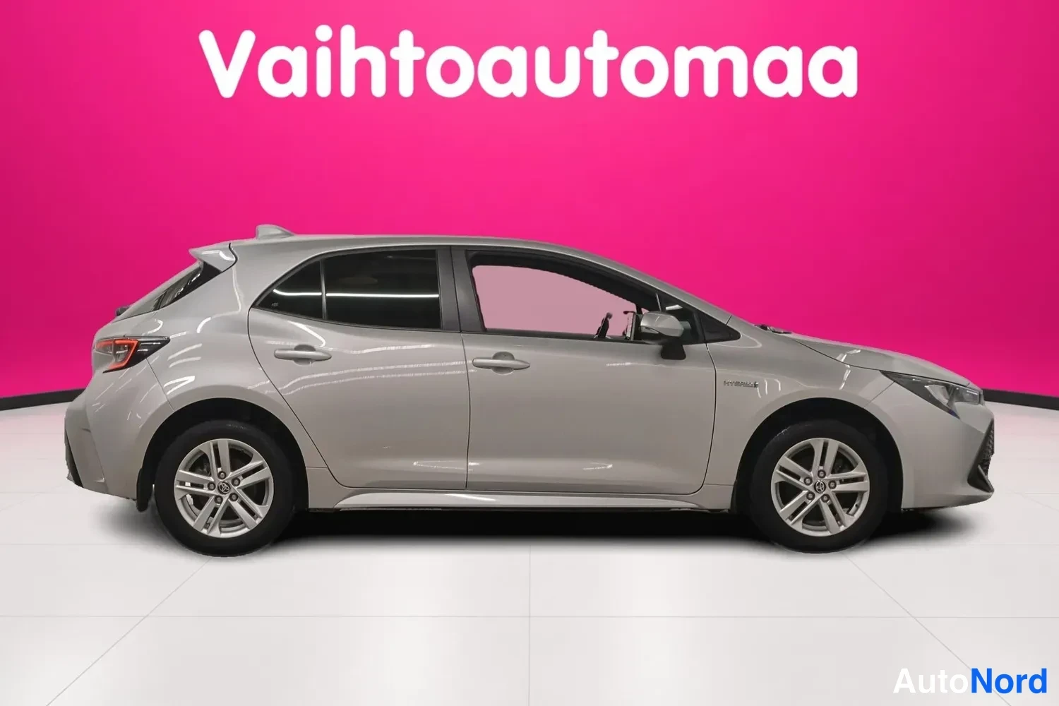 Etuviisto, nokka oikealle: Hopeanvärinen viistosti oikealta kuvattu hatchback auton sivu ja keula näkyvät