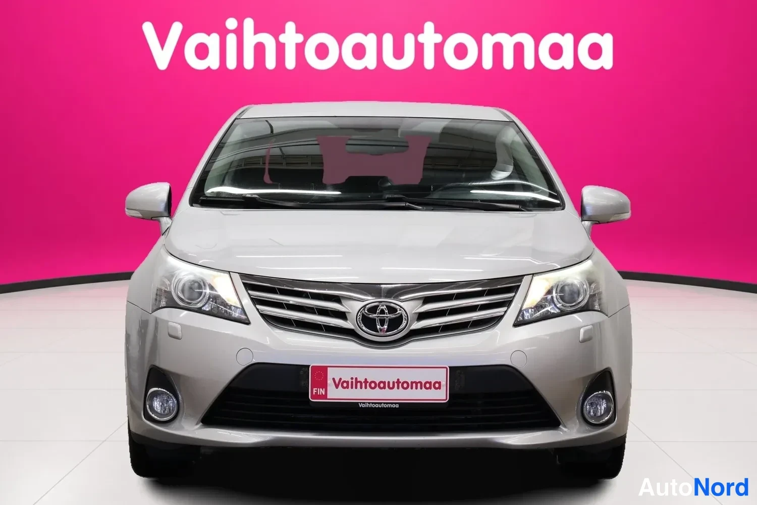 Hopea Toyota Avensis 2015, edestä, kuva 3