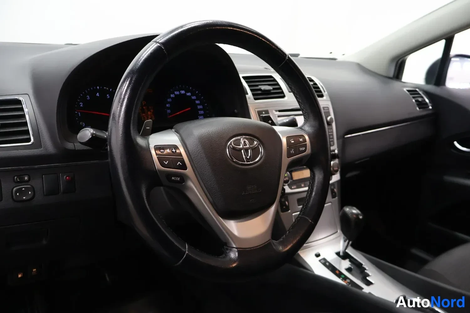 Hopea Toyota Avensis 2015, kuva 10