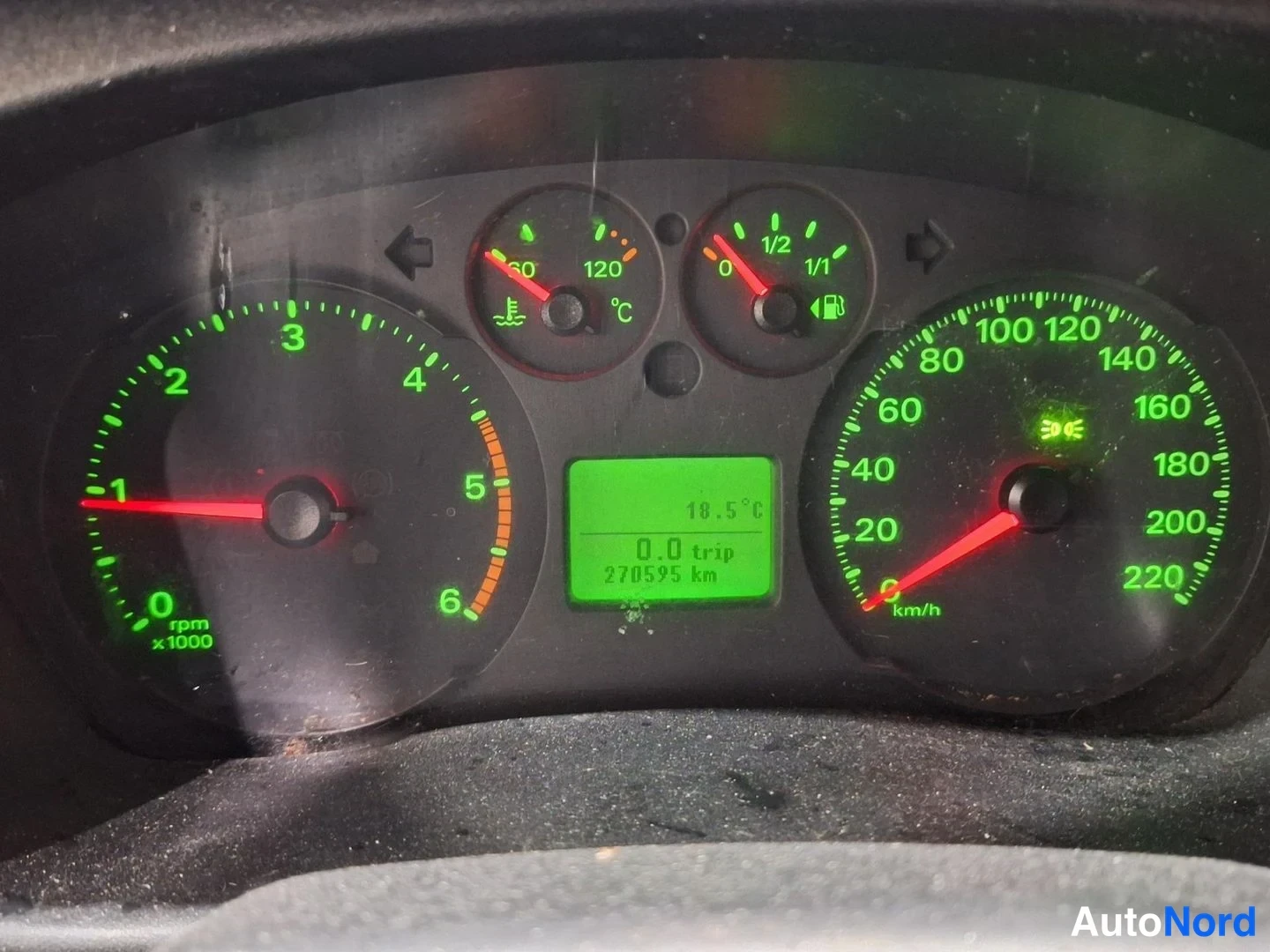 Edestä: Kuljettajan paneelin mittaristo: kierroslukumittari, nopeusmittari, polttoainemittari ja lämpötilamittari, kokonaismatka 270595 km.