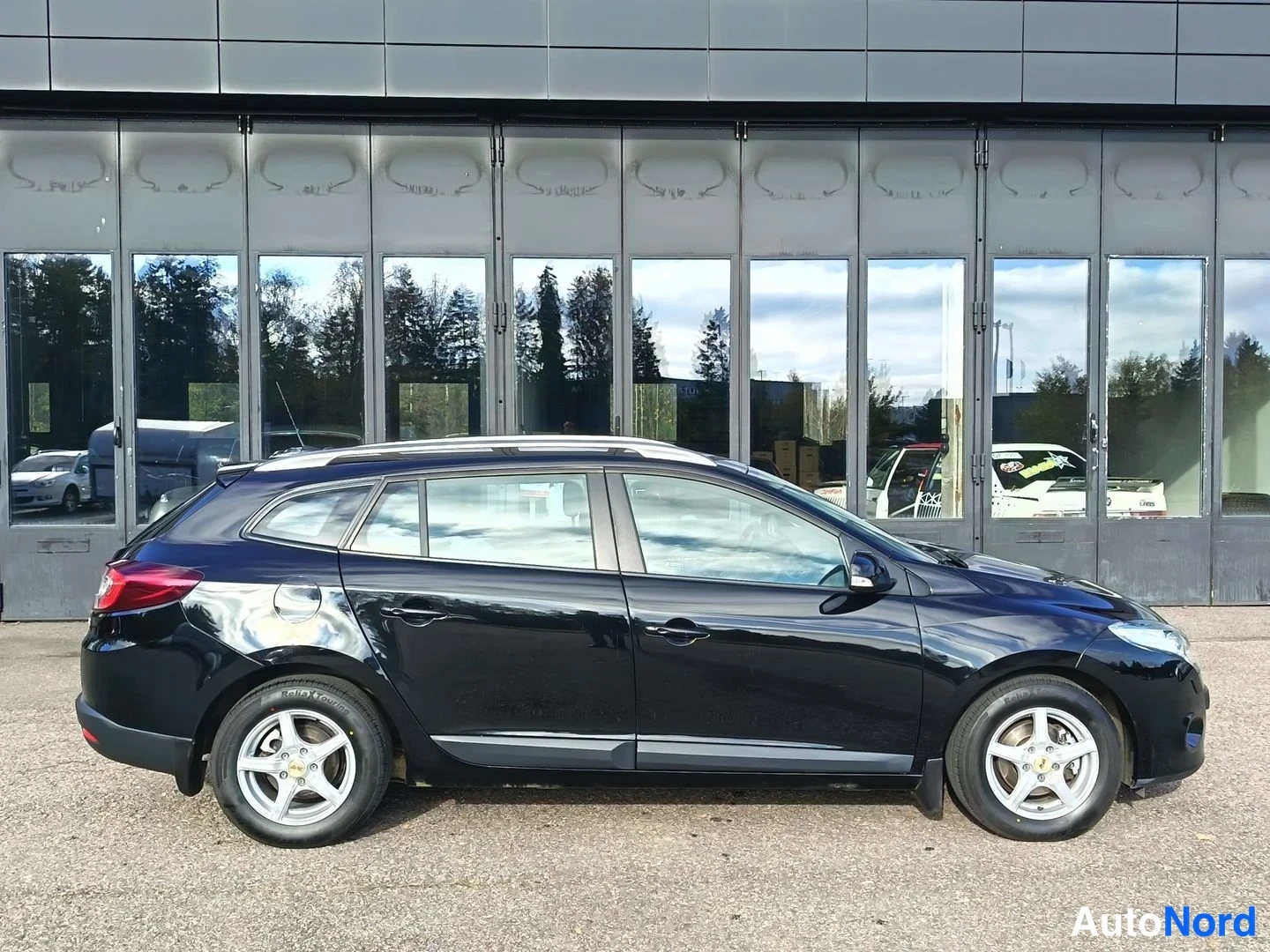 Musta Renault Megane 2012, sivulta, kuva 15