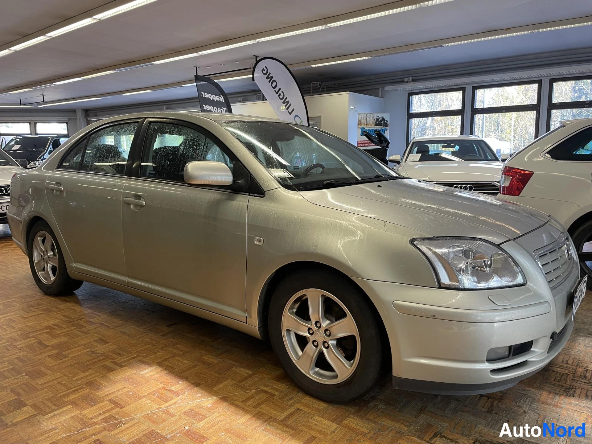 Hopea Toyota Avensis 2005, etuviisto, keula oikealle, kuva 2