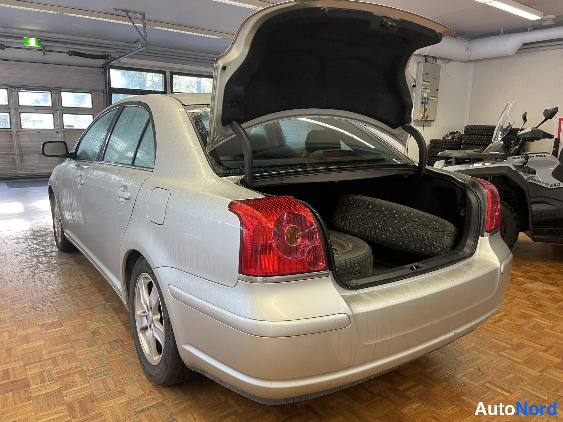 Hopea Toyota Avensis 2005, takaviisto, kuva 4