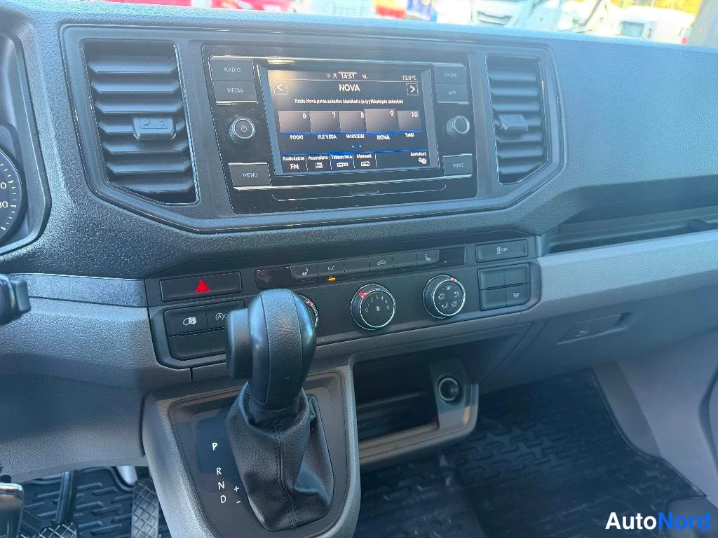 Muu: Kojelaudan keskusta: radio ja automaattivaihteen valitsin P-R-N-D