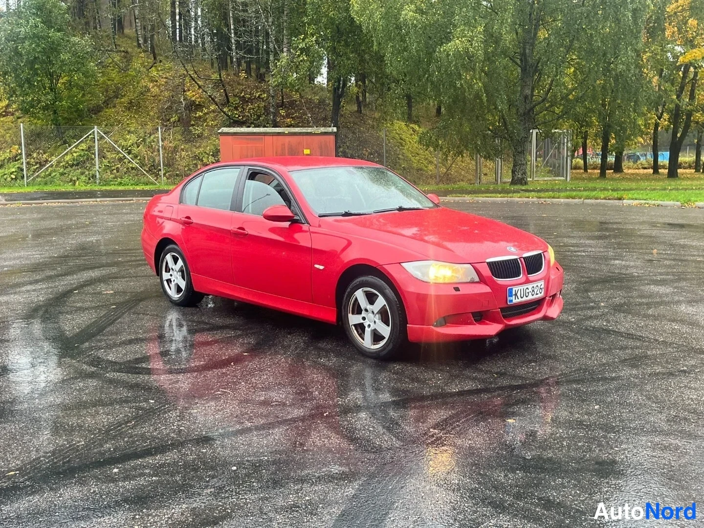 Punainen BMW 316i 2008, etuviisto, keula oikealle, kuva 2