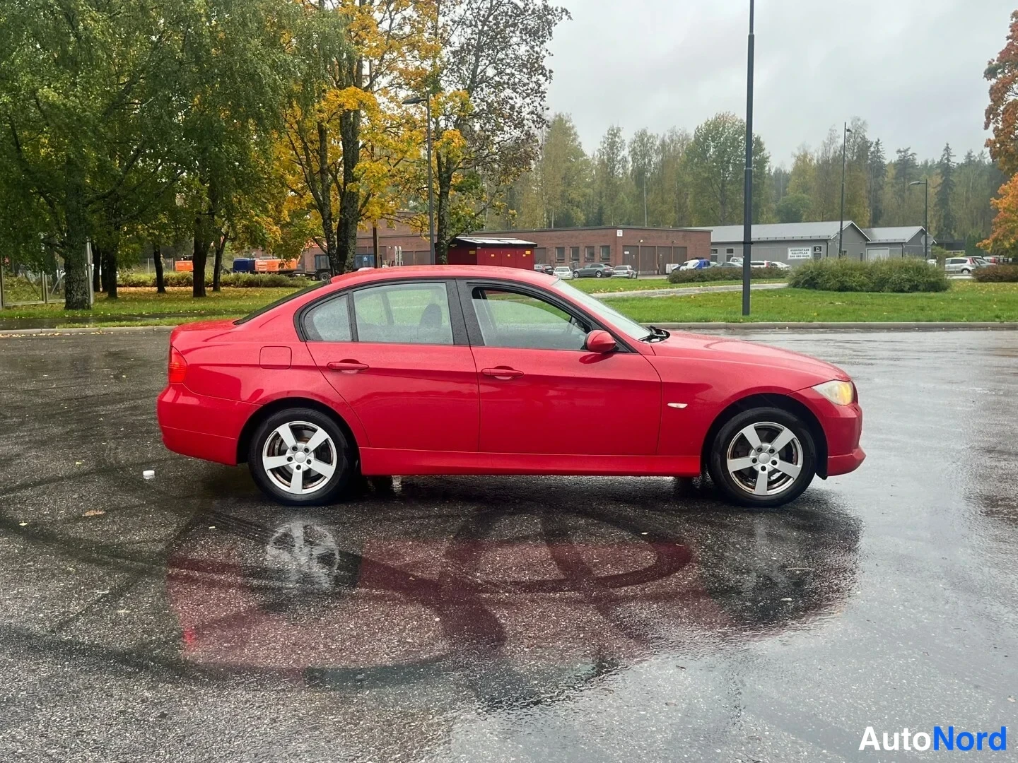 Punainen BMW 316i 2008, etuviisto, keula oikealle, kuva 3