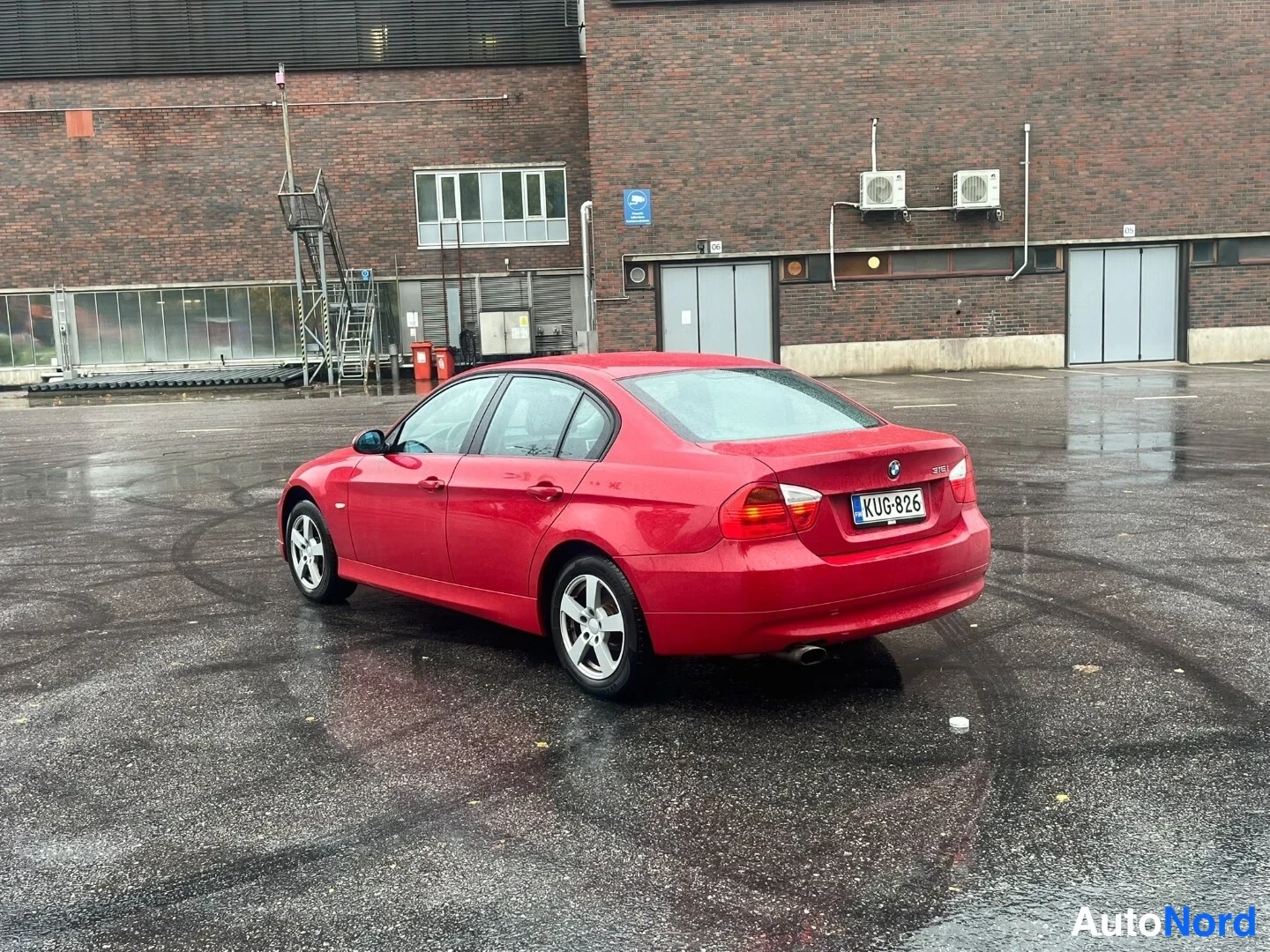 Punainen BMW 316i 2008, takaviisto, kuva 6