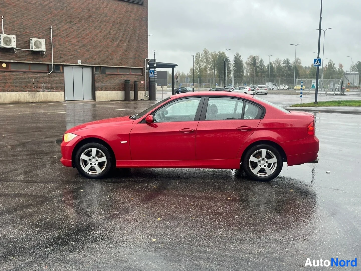 Punainen BMW 316i 2008, sivulta, kuva 4