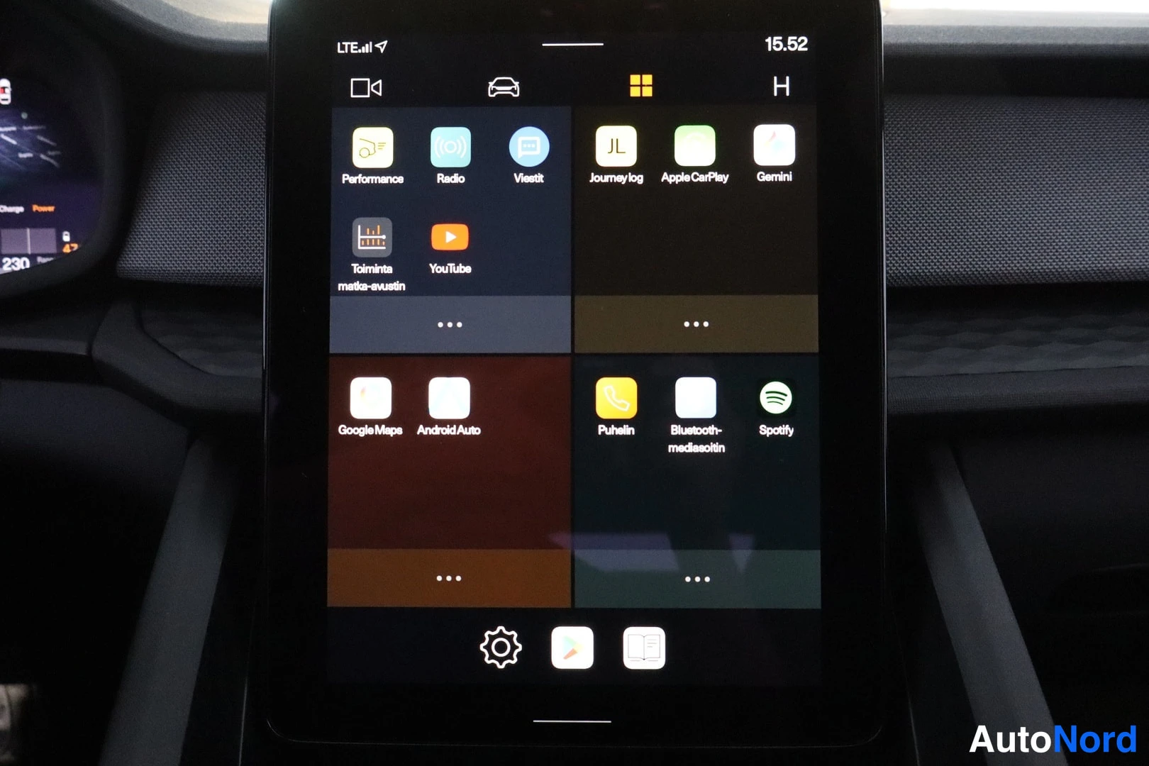 Yksityiskohta: Keskinäytön sovellusvalikko sovelluksilla kuten Radio, Apple CarPlay, Google Maps ja Android Auto.