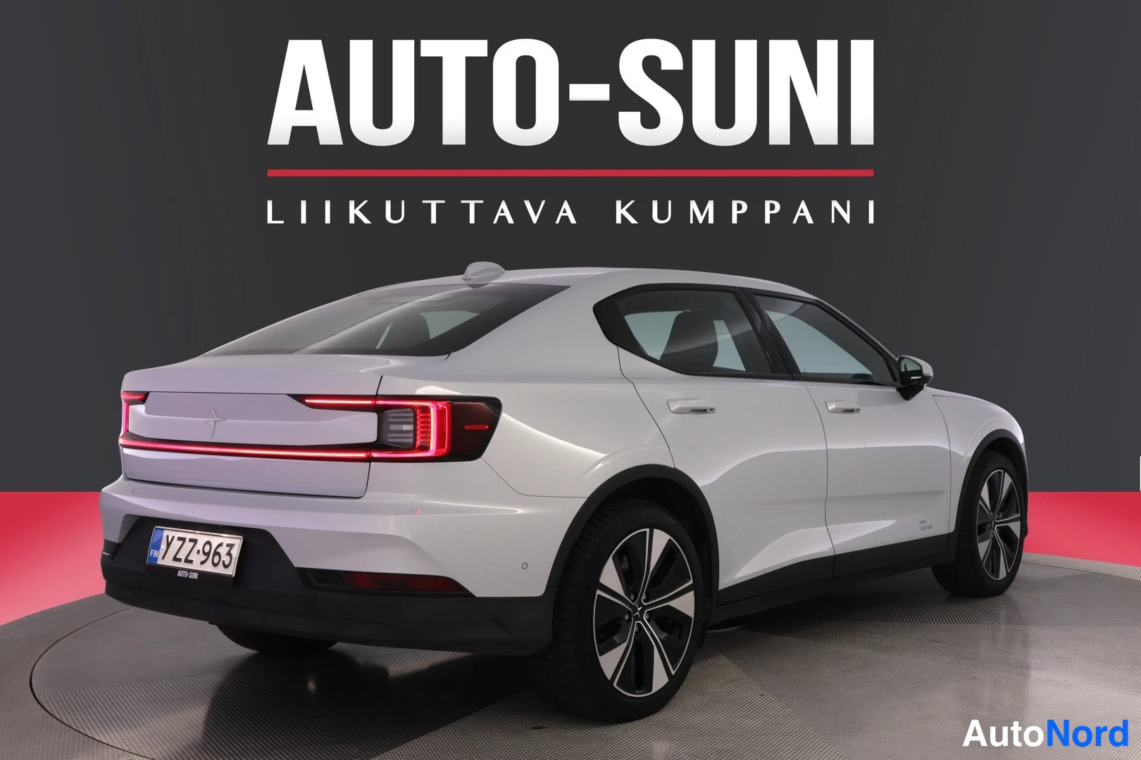 Takaviisto: Valkoinen Polestar 2 takaviistosta vasemmalta, rekisteritunnus, punainen takavalaisinrivi.