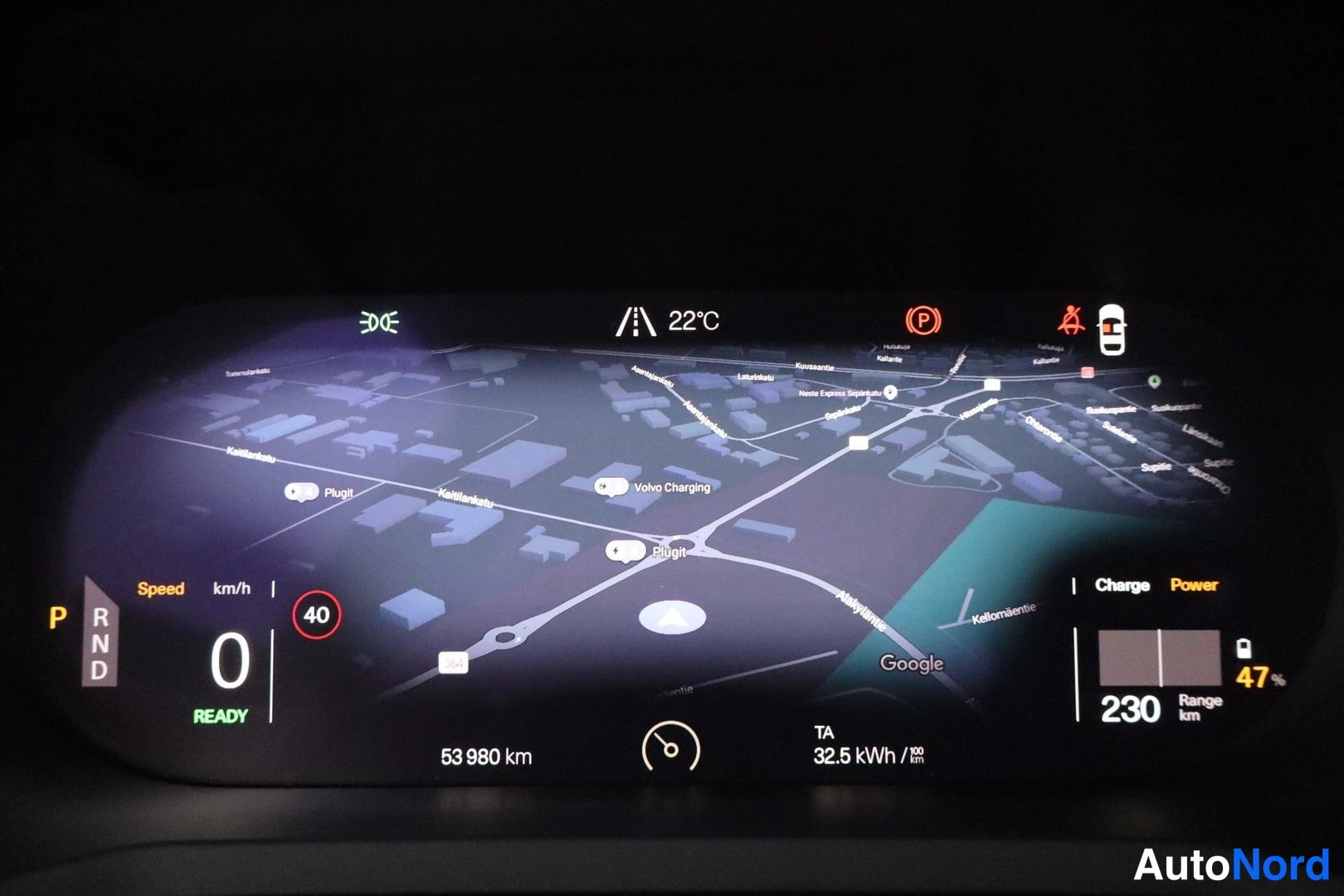 Muu: Kojelaudan digitaalinen mittaristonäyttö: navigointikartta Googlella, lukema 53 980 km, akun varaustaso 47 %, toimintamatka 230 km, kulutus 32,5 kWh/100 km, nop