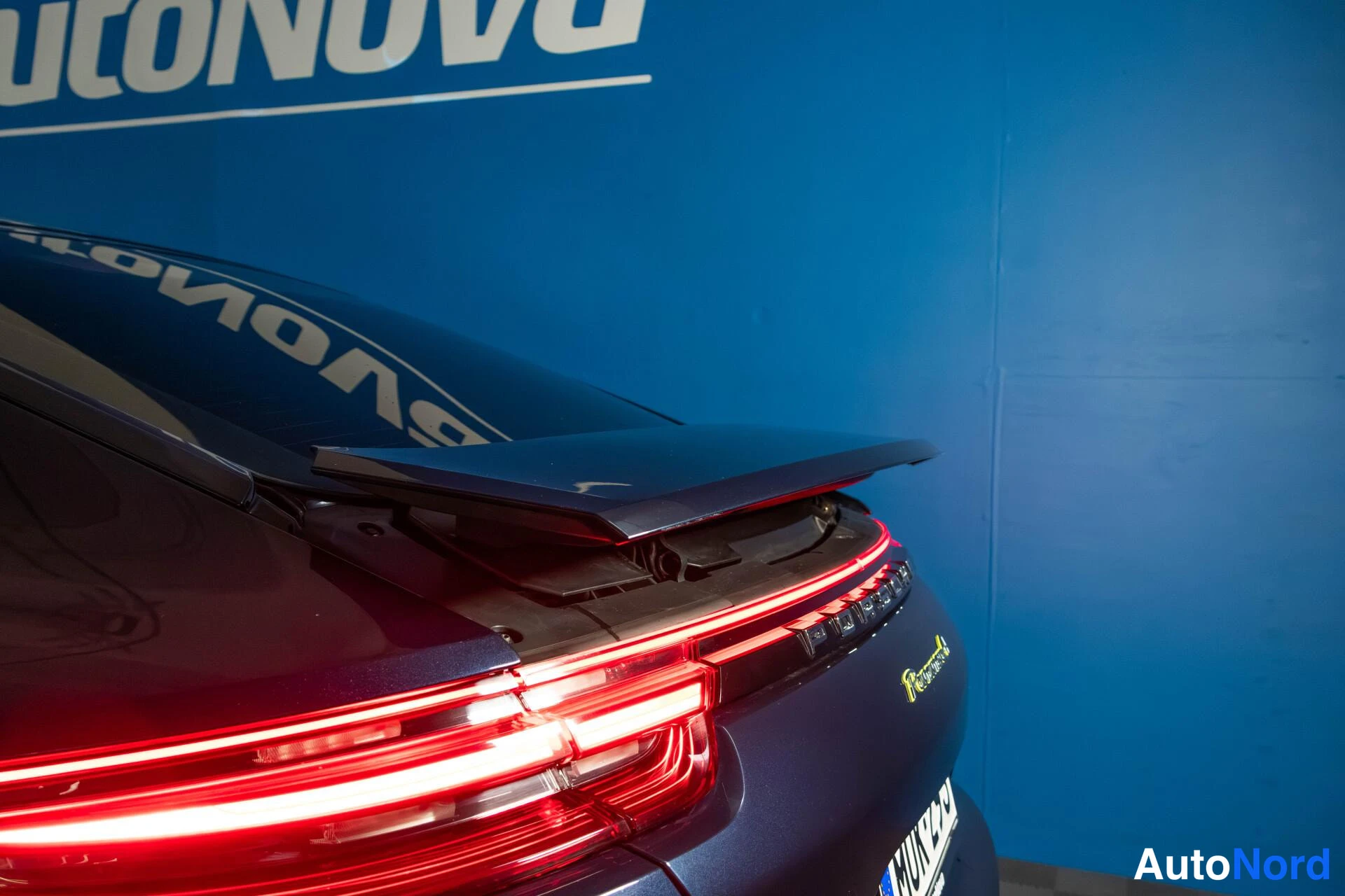 Takaa: Porsche Panameran takaosa lähikuvassa, aktiivinen takasiipi ja pikavalo ylös-päin.
