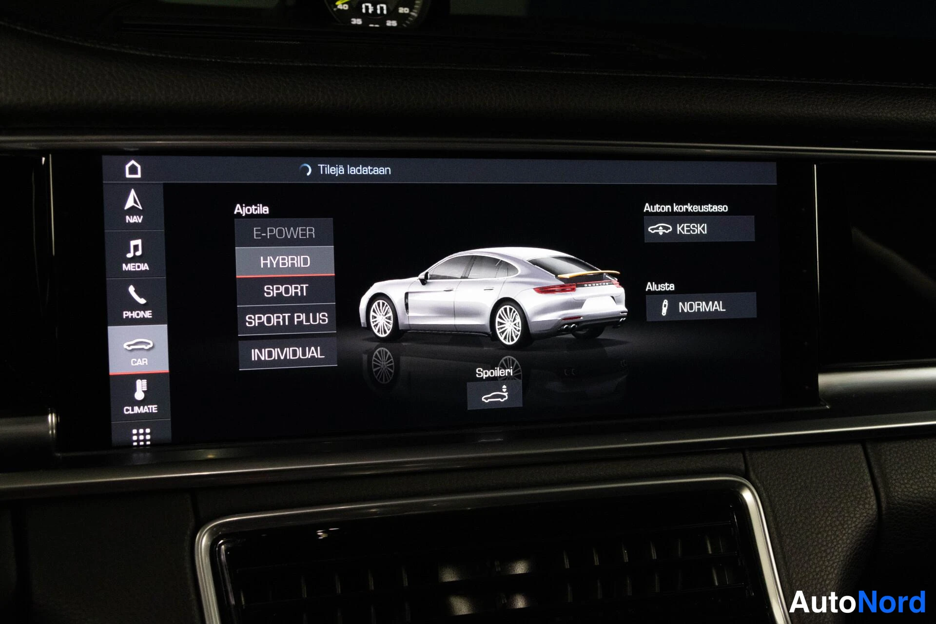 Muu: Auton kojelaudan infotainment-näyttö, jossa on valittuna HYBRID-ajotila; muina vaihtoehtoina E-POWER, SPORT, SPORT PLUS ja INDIVIDUAL. Näytössä näkyy auton kuva
