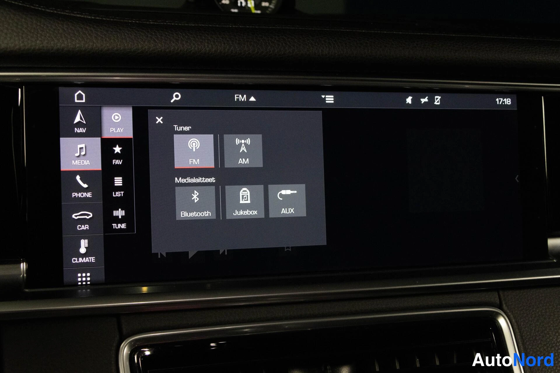 Muu: Kojelaudan infotainment-näyttö, jolla näkyy radiotunnari (FM/AM) ja medialähteet Bluetooth, Jukebox ja AUX; sivuvalikossa NAV, MEDIA, PHONE, CAR ja CLIMATE.