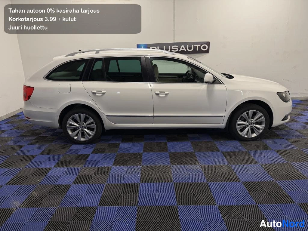 Valkoinen Skoda Superb 2014, etuviisto, keula oikealle, kuva 4