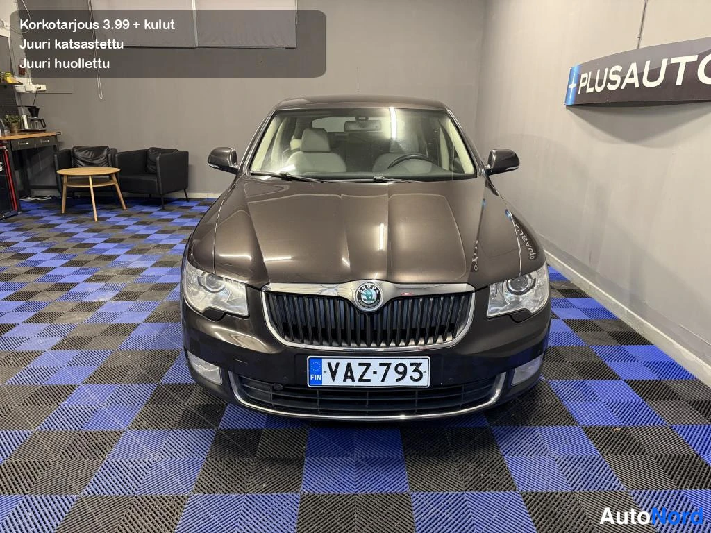 Ruskea Skoda Superb 2008, edestä, kuva 6