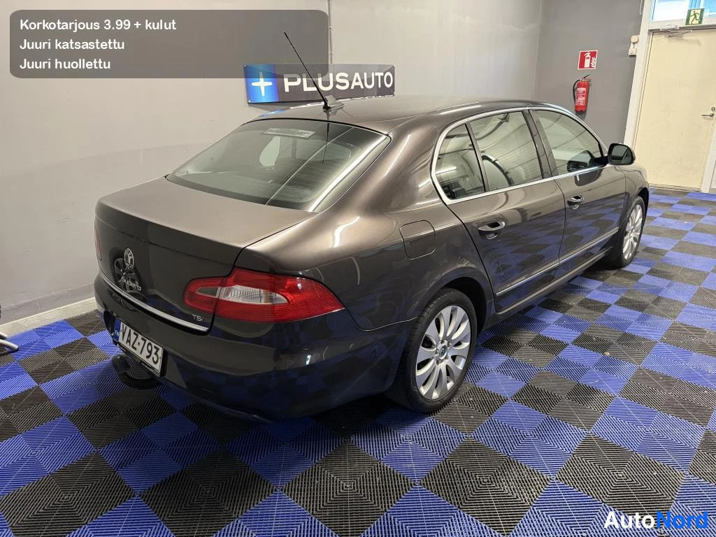 Ruskea Skoda Superb 2008, takaviisto, kuva 10