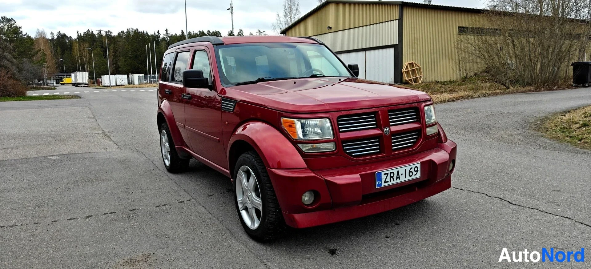 Punainen Dodge Nitro 2007, etuviisto, keula oikealle, kuva 2