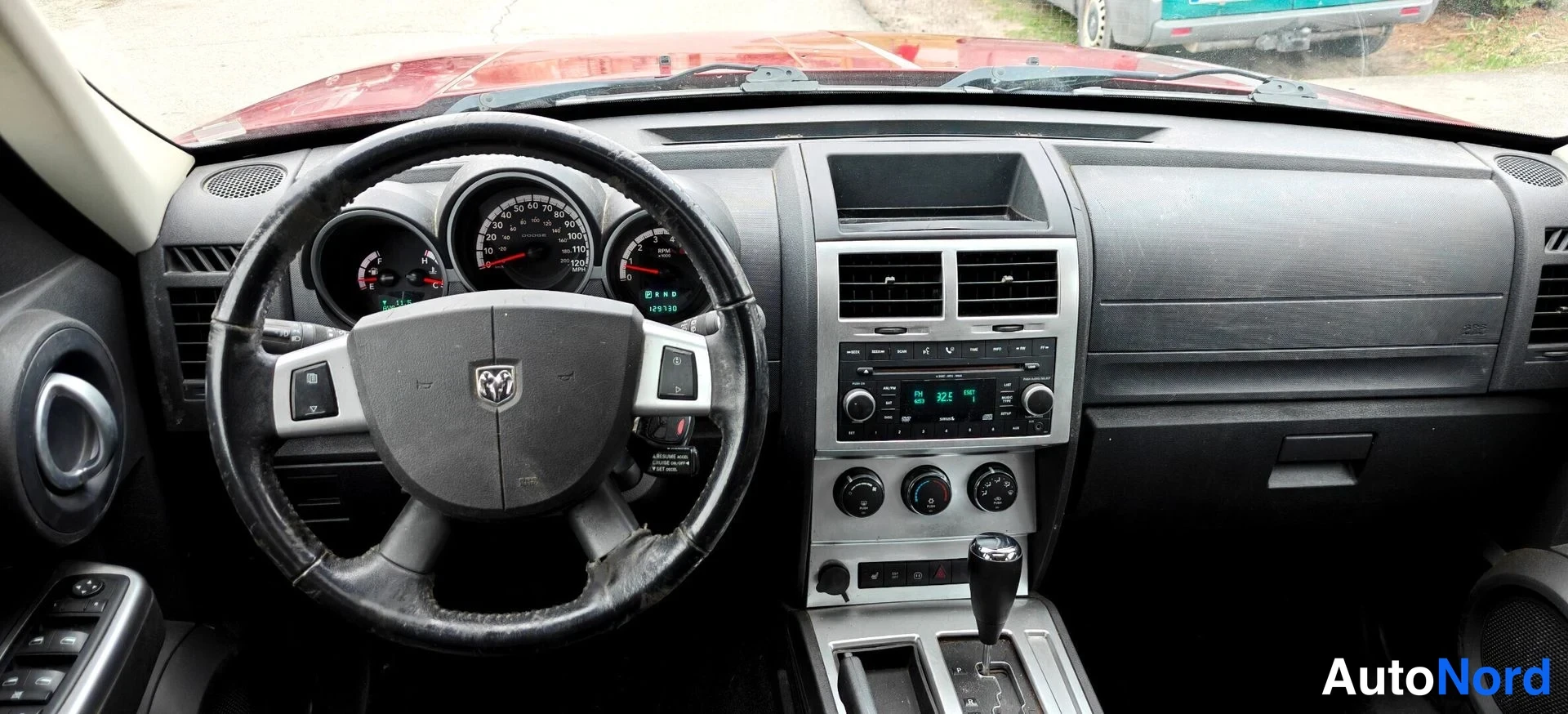 Punainen Dodge Nitro 2007, etuviisto, keula oikealle, kuva 3