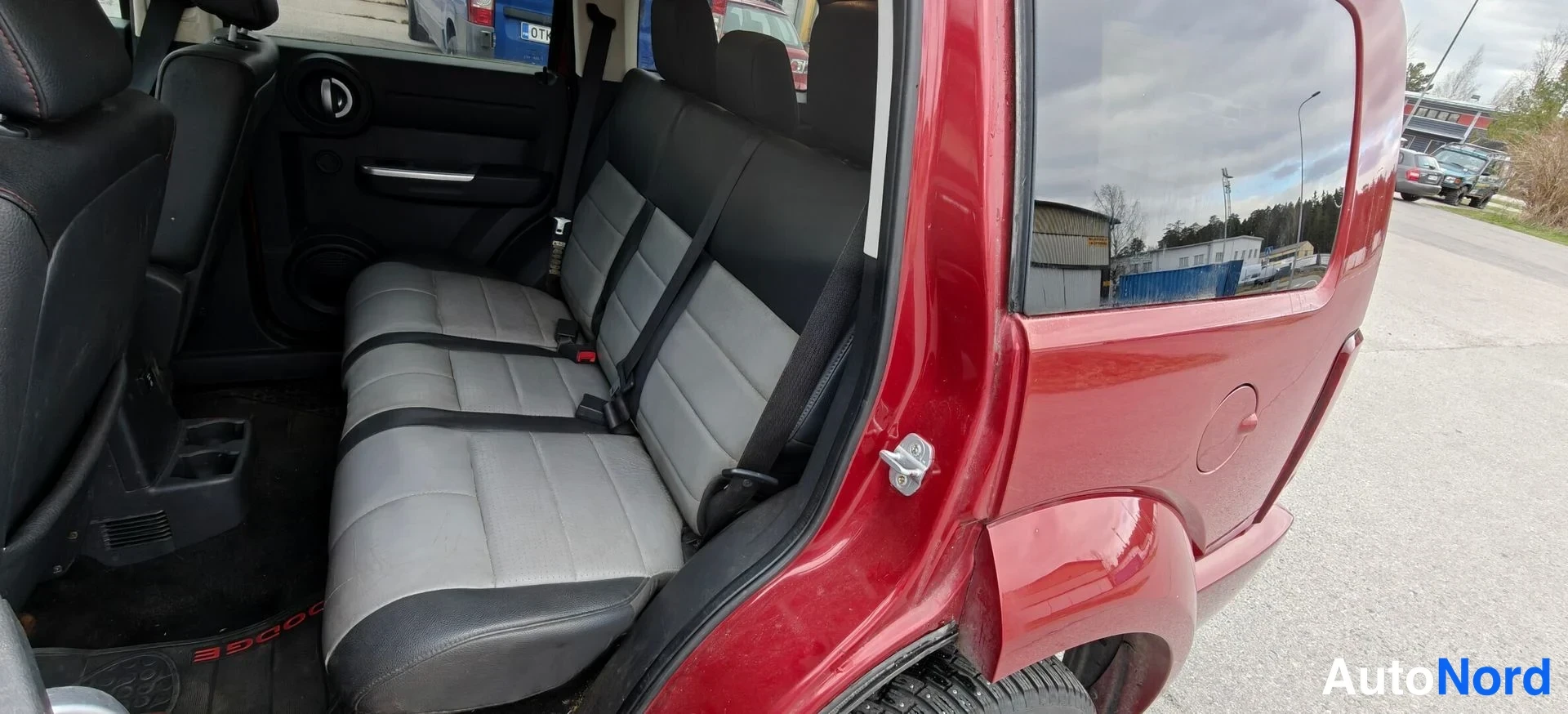 Punainen Dodge Nitro 2007, sivulta, kuva 6