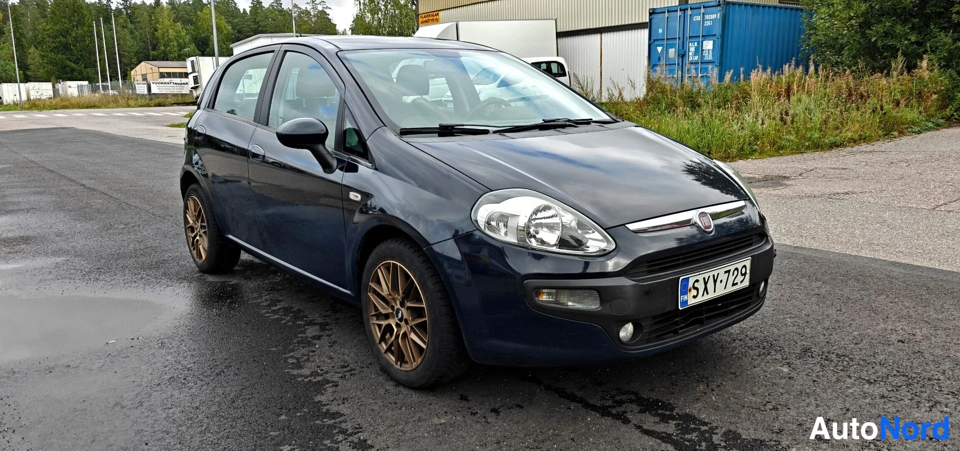Sininen Fiat Punto Evo 2011, etuviisto, keula oikealle, kuva 2