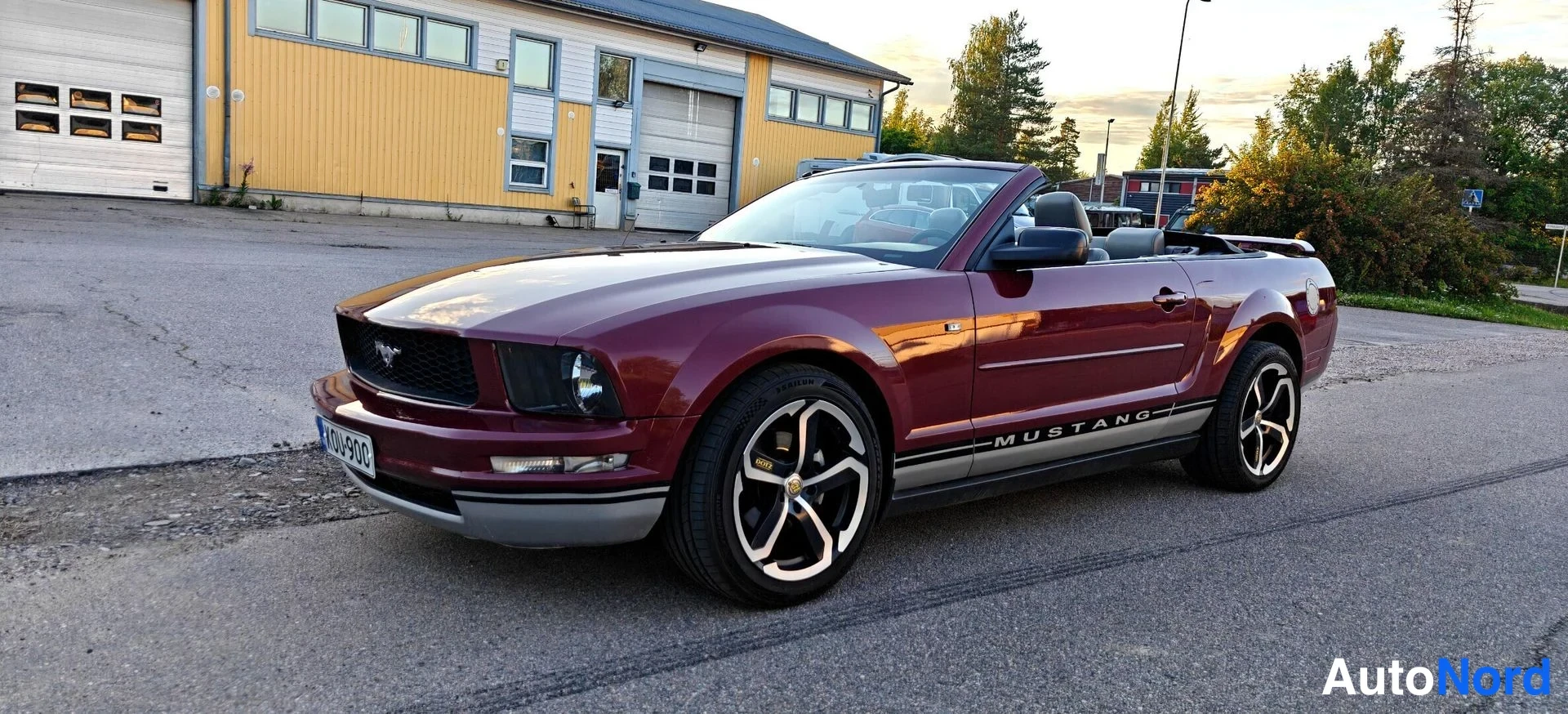 Hopea Ford Mustang 2005, etuviisto, keula vasemmalle, kuva 2