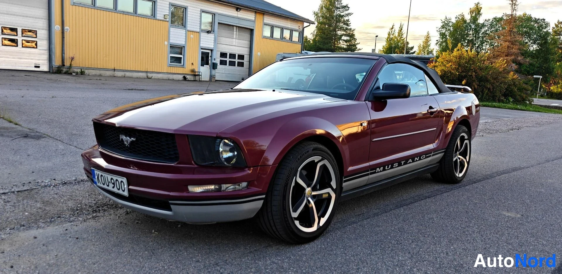 Hopea Ford Mustang 2005, etuviisto, keula vasemmalle, kuva 3