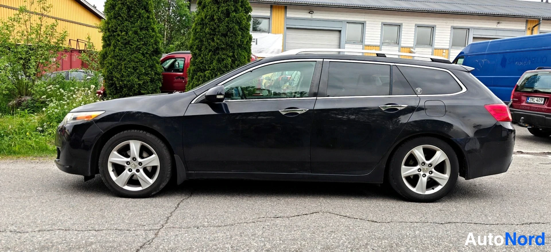 Musta Honda Accord Tourer 2009, sivulta, kuva 4