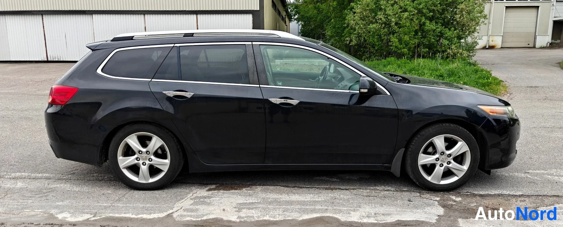 Musta Honda Accord Tourer 2009, etuviisto, keula oikealle, kuva 3