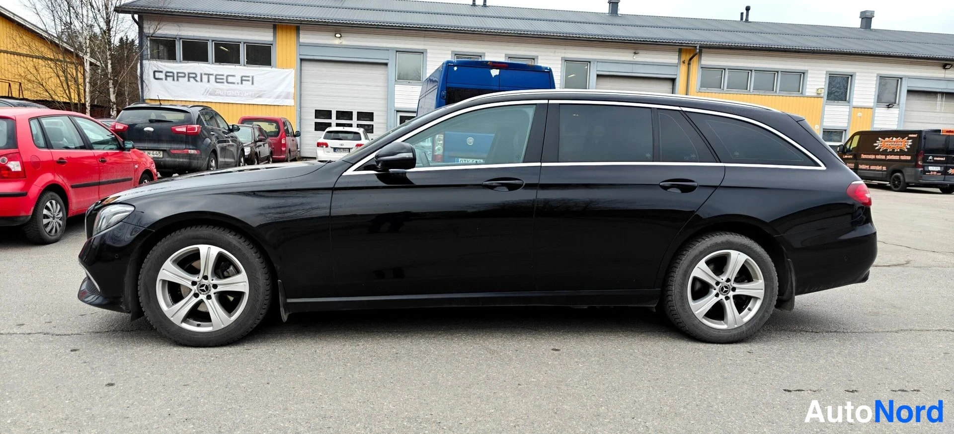 Musta Mercedes-Benz E d 2020, sivulta, kuva 5