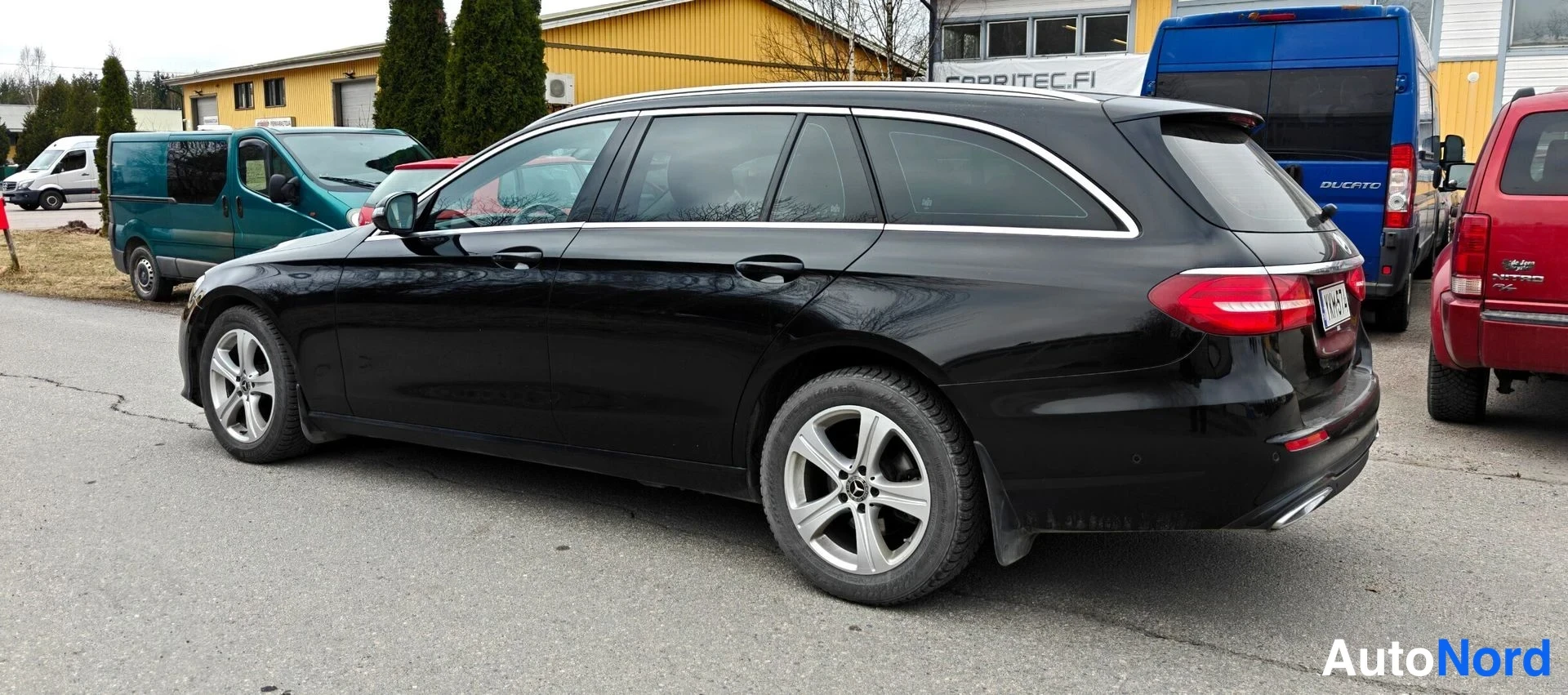 Musta Mercedes-Benz E d 2020, takaviisto, kuva 6