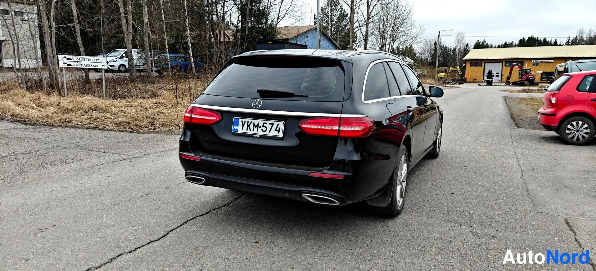 Musta Mercedes-Benz E d 2020, takaa, kuva 8