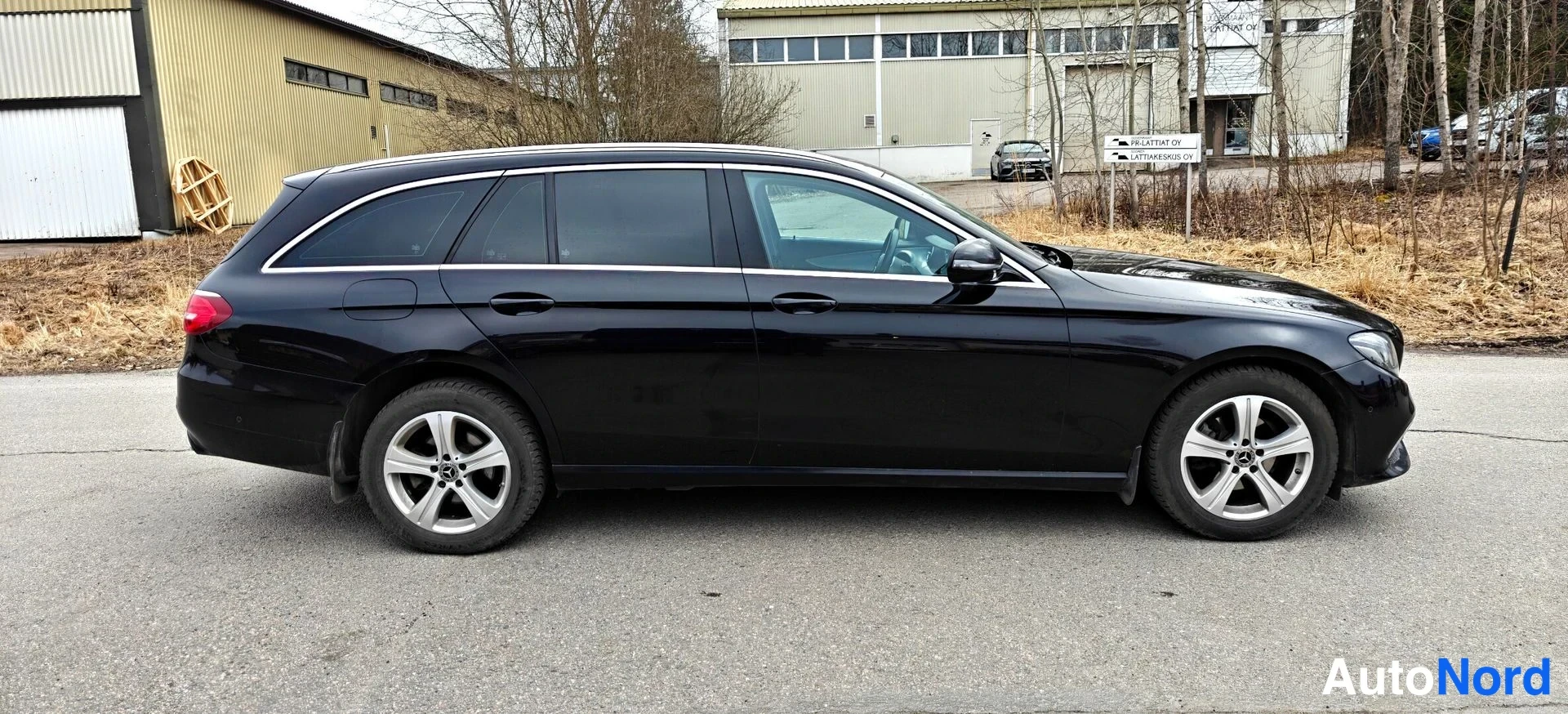 Musta Mercedes-Benz E d 2020, takaviisto, kuva 7