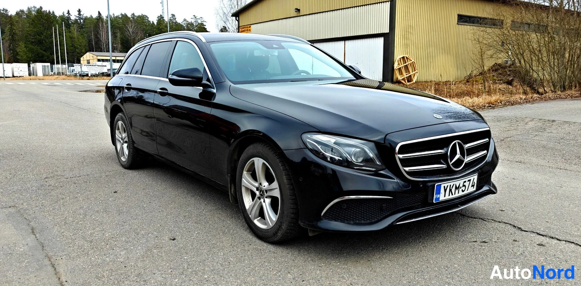 Musta Mercedes-Benz E d 2020, etuviisto, keula oikealle, kuva 2