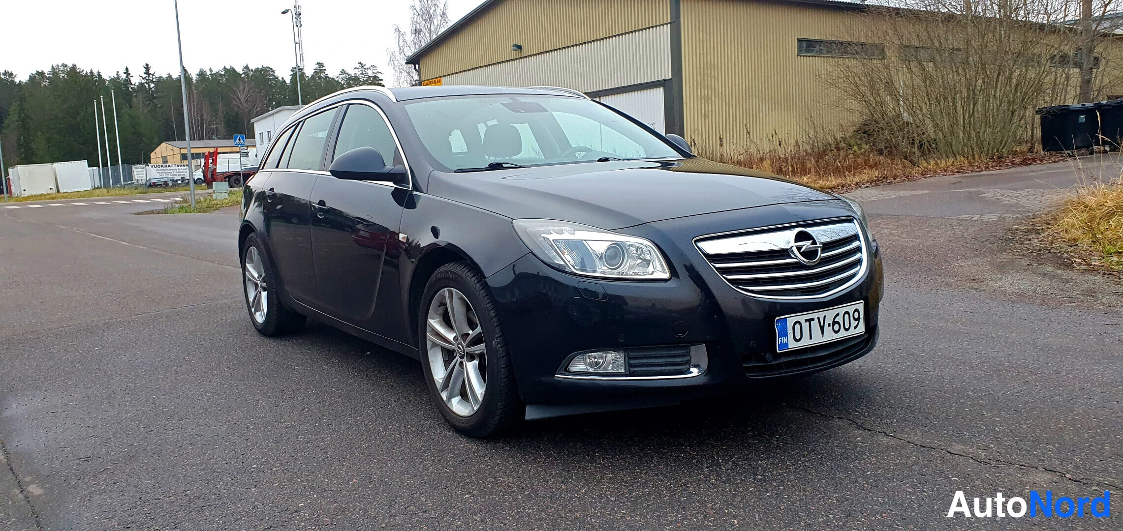 Musta Opel Insignia Sports Tourer 2013, etuviisto, keula oikealle, kuva 2