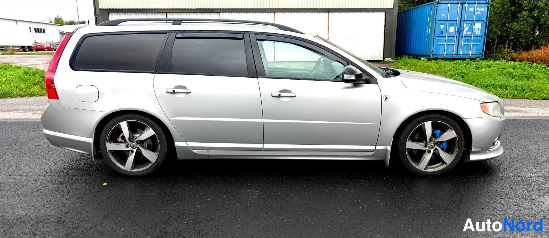 Hopea Volvo V70 2011, etuviisto, keula oikealle, kuva 2