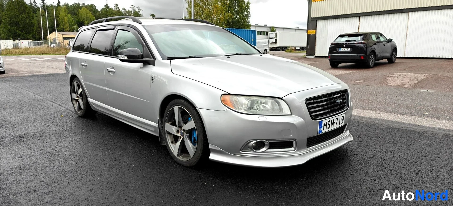 Hopea Volvo V70 2011, etuviisto, keula oikealle, kuva 3