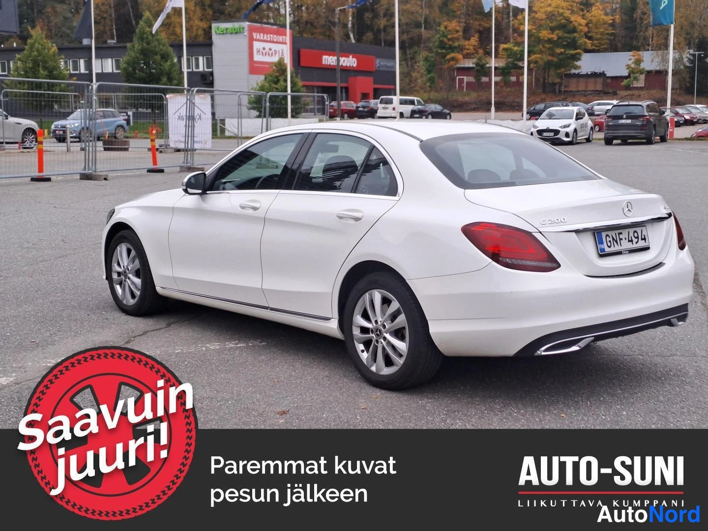Takaviisto: Valkoinen Mercedes-Benz C-sarjan sedan takaa oikealta kuvattuna; rekisterikilpi ja C 200 -merkintä kannessa näkyvät.
