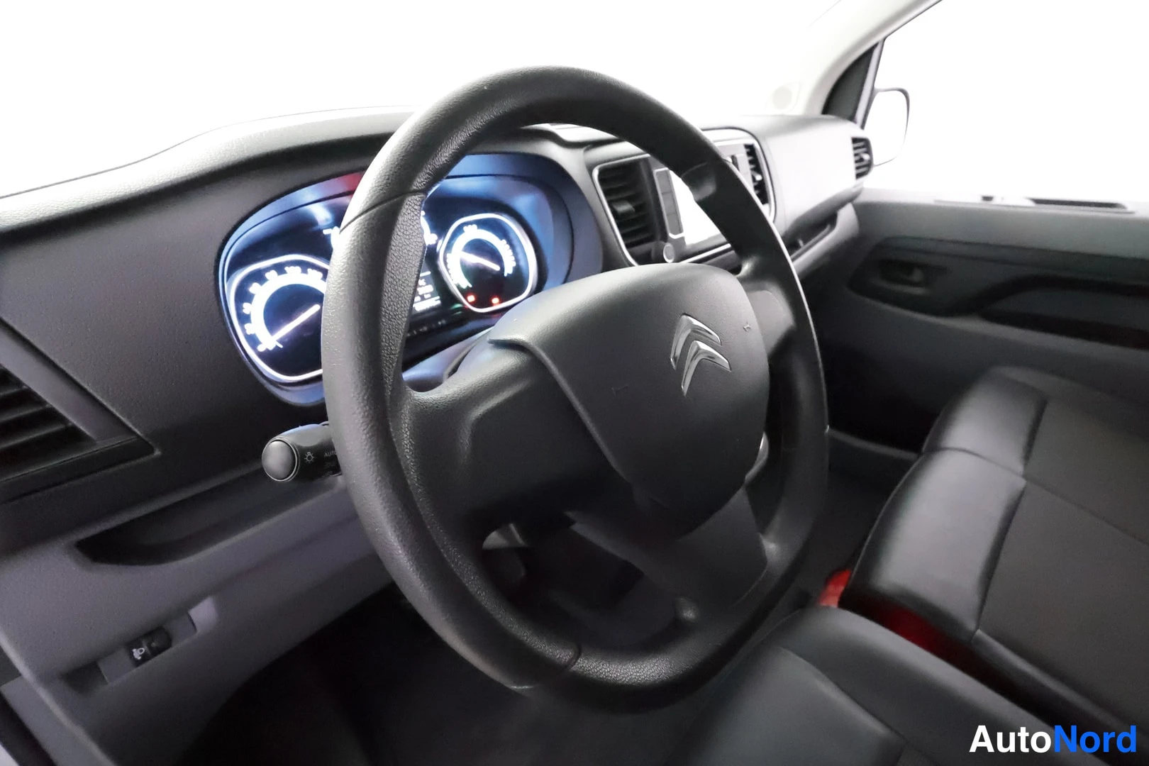 Muu: Citroën-ohjauspyörä, digitaalinen mittaristo ja tummat istuimet.