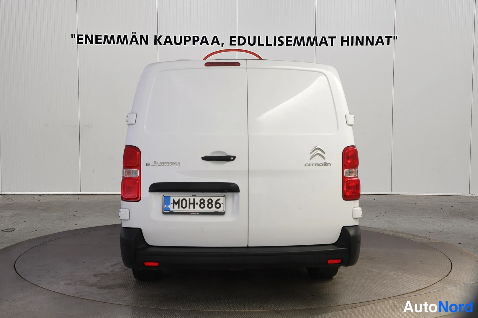 Takaa: Valkoisen Citroën e-Jumpy -pakettiauton suora takaosa; Citroën-merkki ja rekisteritunnus.