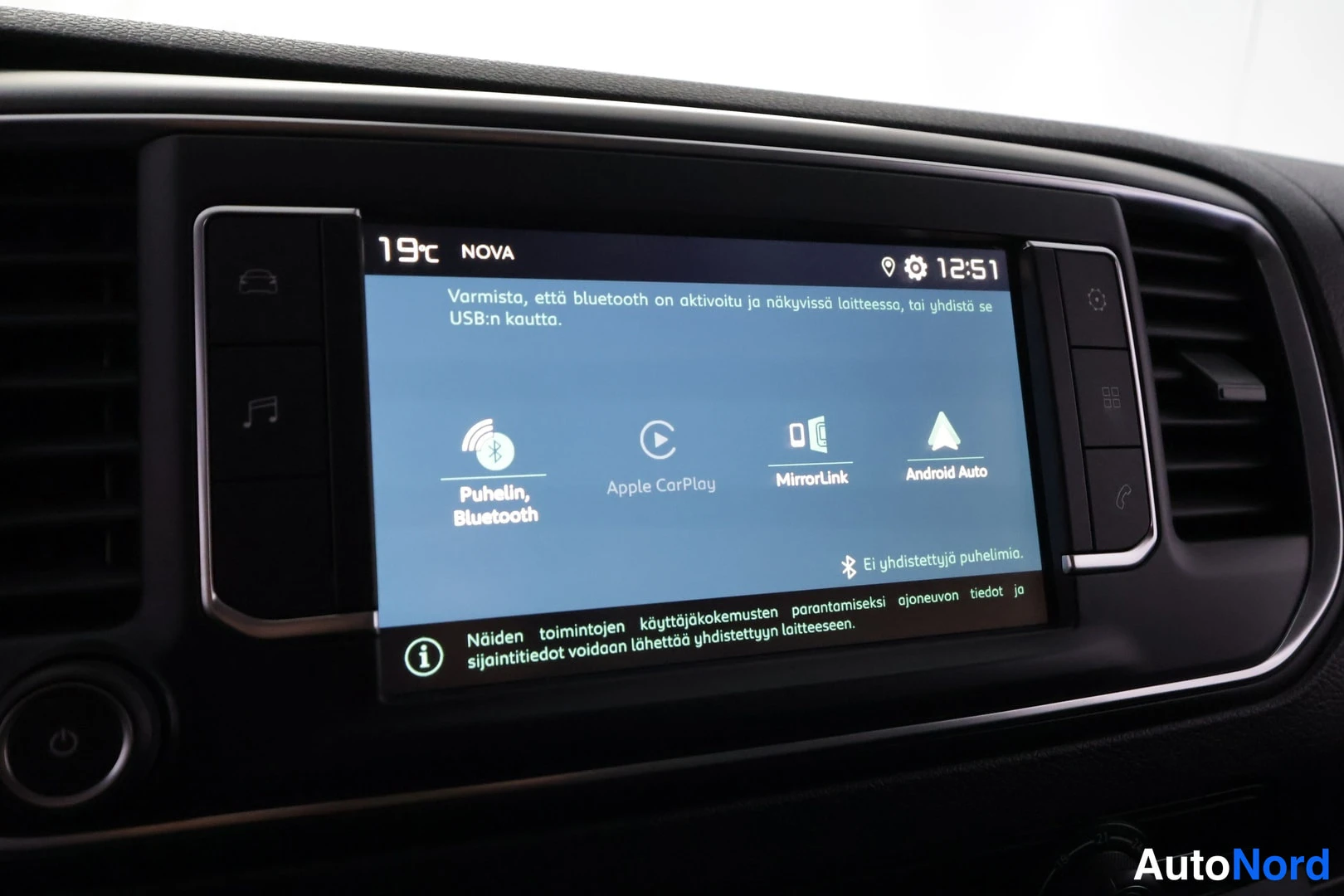 Yksityiskohta: Kosketusnäyttö, jossa valinnat Puhelin Bluetooth, Apple CarPlay, MirrorLink ja Android Auto; ei yhdistettyjä puhelimia.