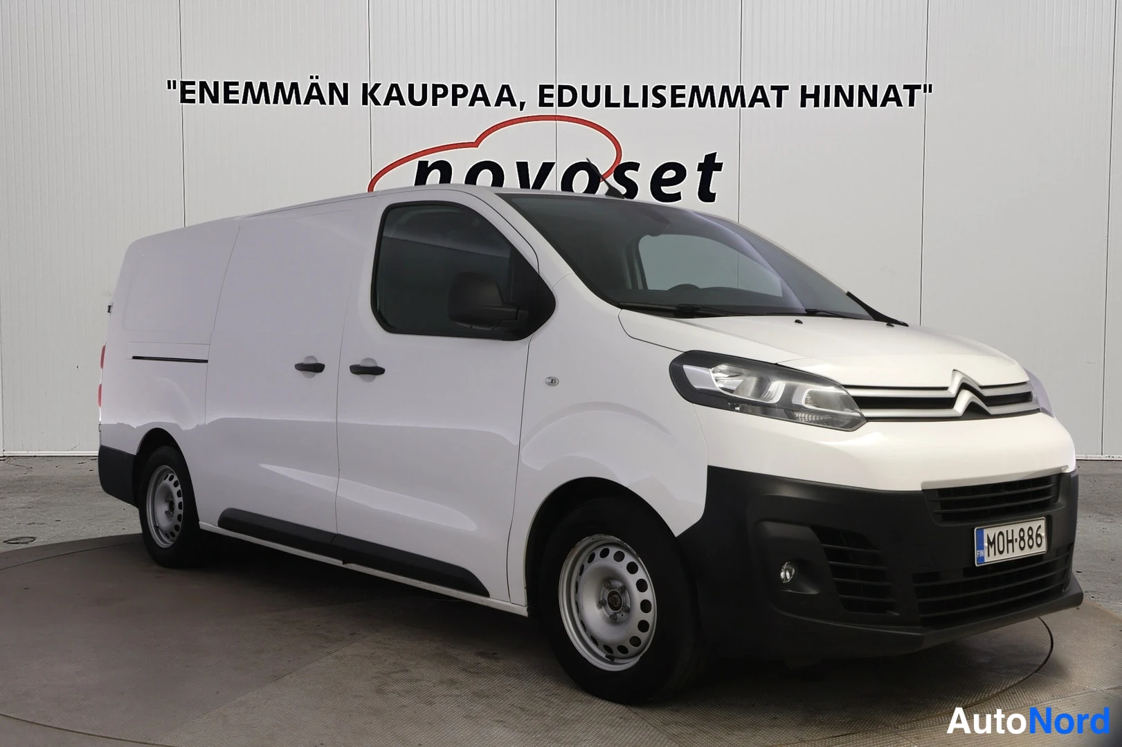 Etuviisto, nokka oikealle: Pakettiauton etukulmanäkyminen vasemmalle kääntyneenä: valkoinen Citroën, josta näkyvät keula, kyljet ja perä. Rekisteritunnus.