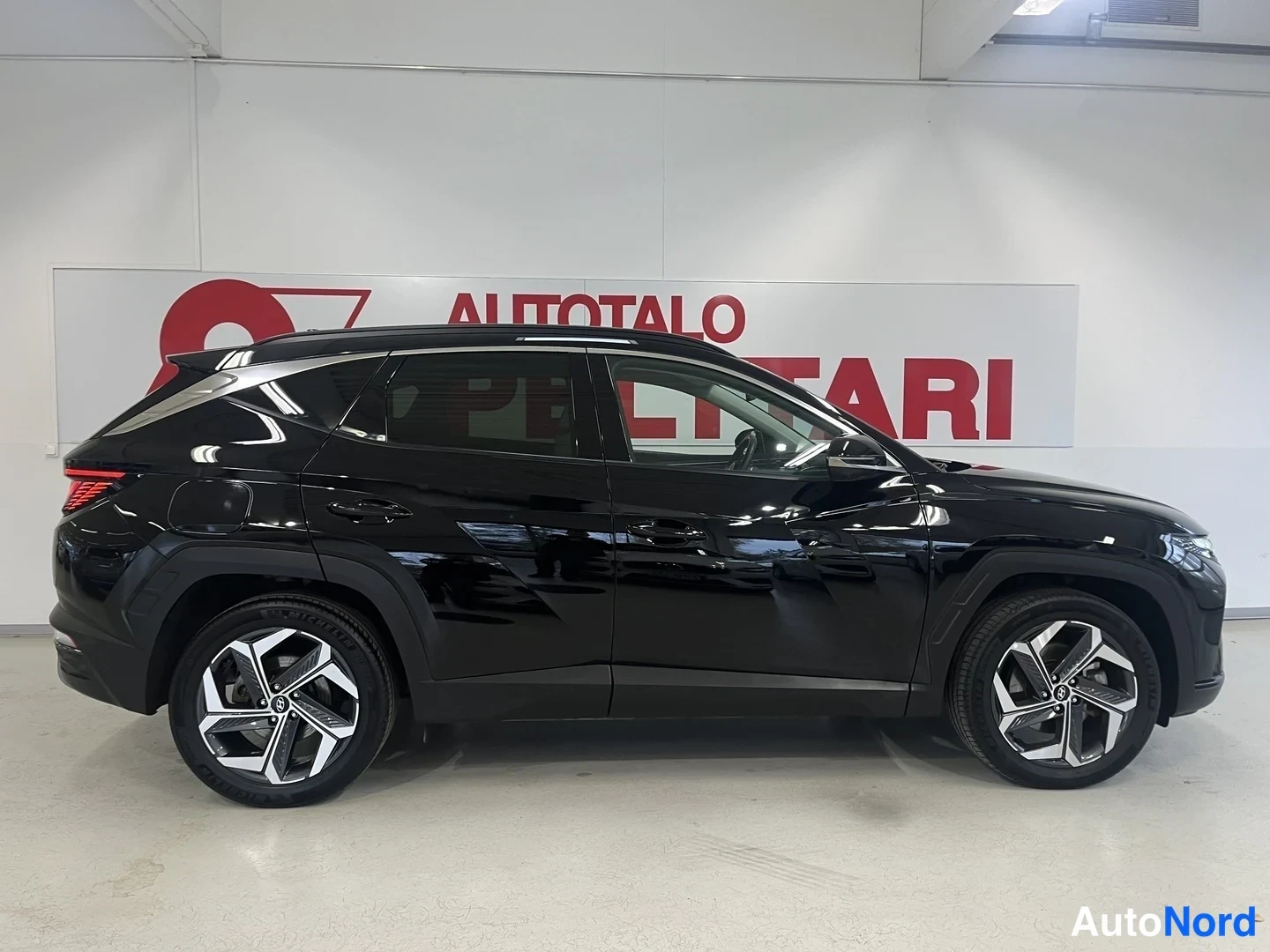 Musta Hyundai Tucson 2024, sivulta, kuva 4