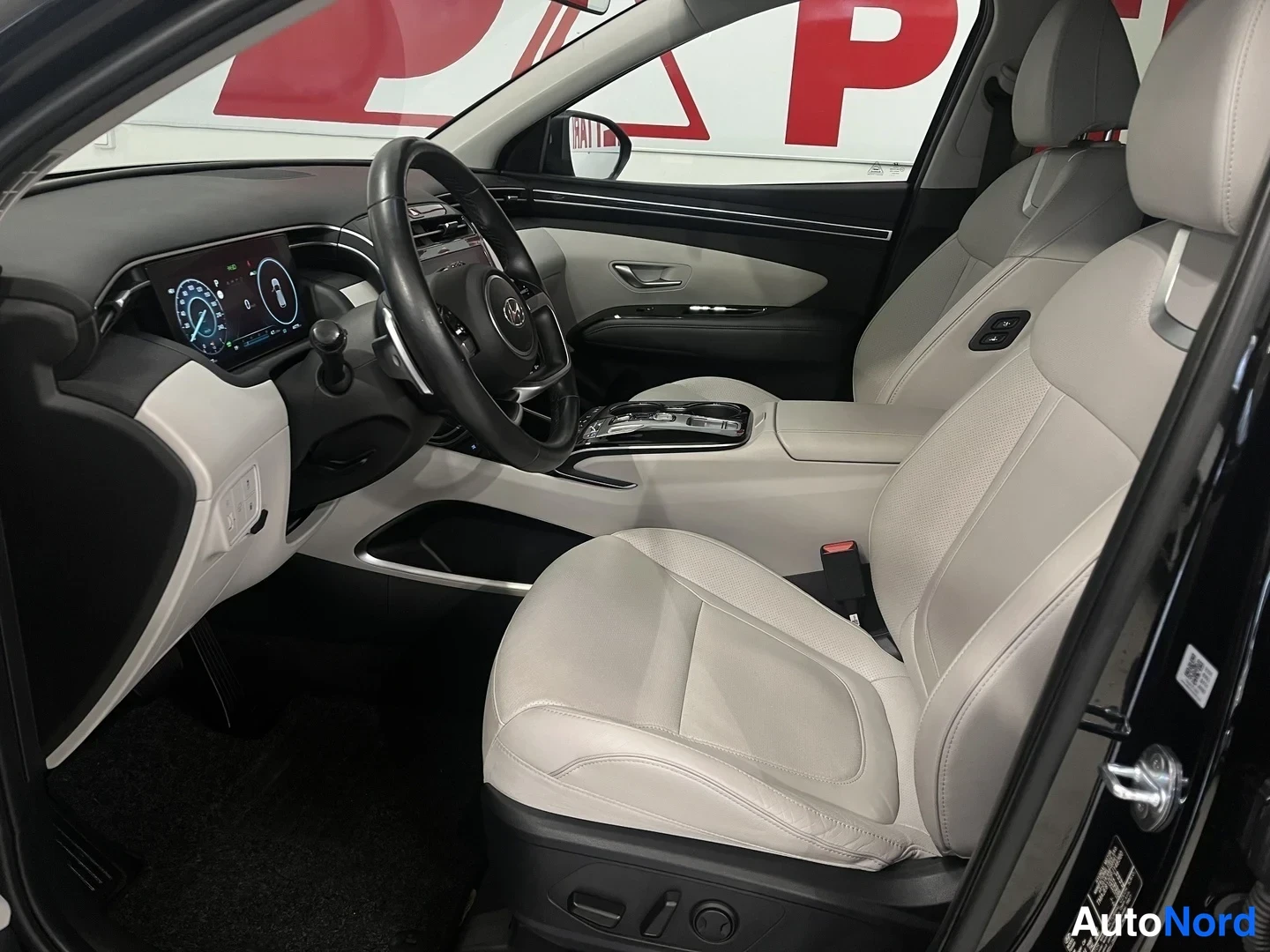 Musta Hyundai Tucson 2024, ohjaamo, kuva 9