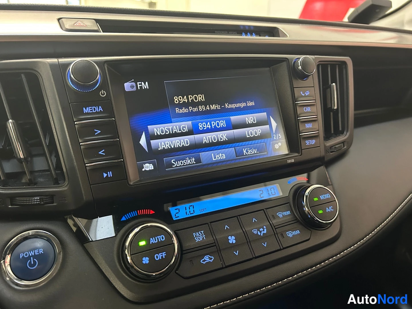 Muu: Radio näkyy keskusnäytöllä: Radio Pon 89,4 MHz, Kanava 894 PORI valittuna, alla ilmastoinnin 21,0 asteen näyttö ja AUTO-, A/C- ja MONO-painikkeet.