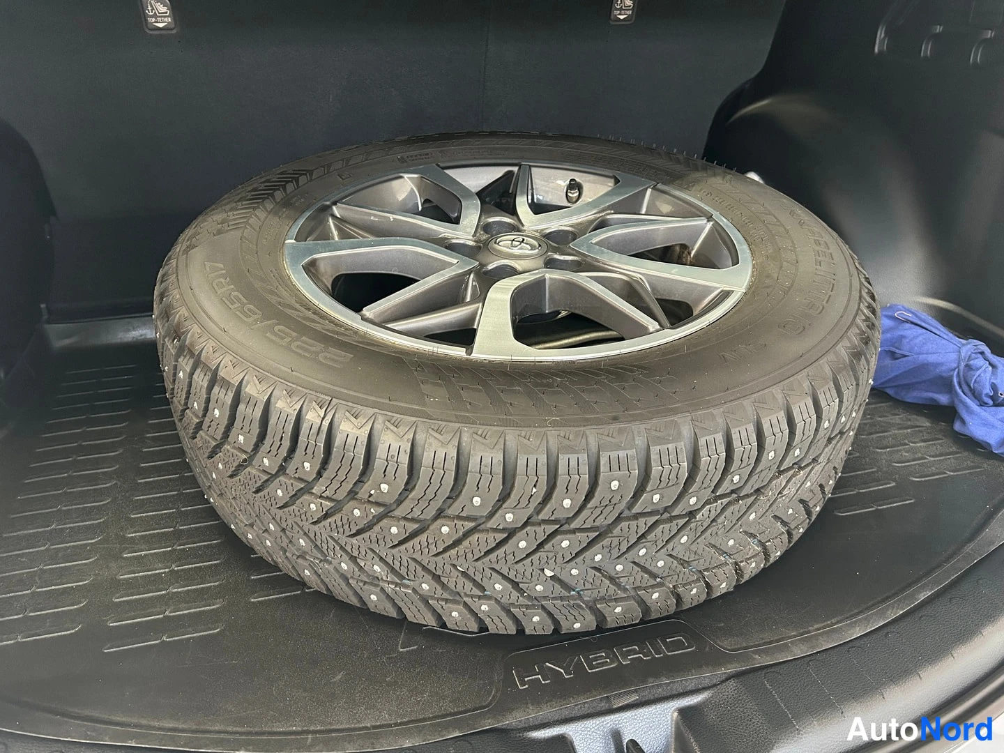 Muu: Takakontissa varusteettu nastarengas vanteella (225/65 R17), lattiamatossa teksti HYBRID.