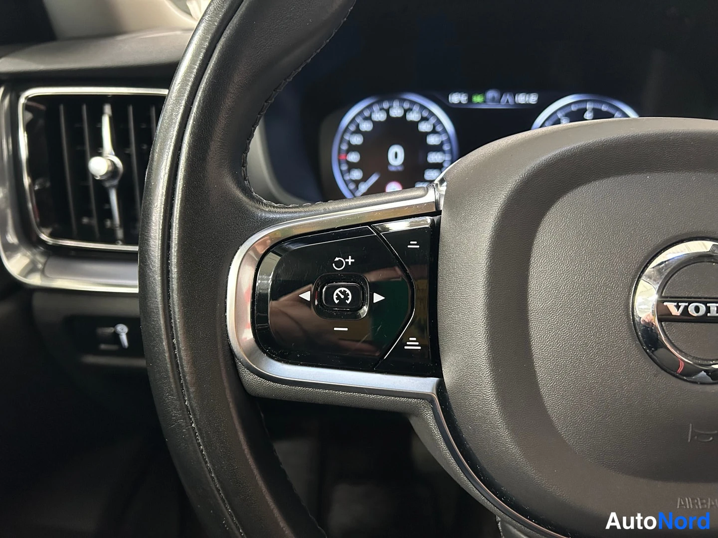 Muu: Volvo-ohjauspyörän vasemmanpuoleiset nappimet, joissa mm. merkkivalo ja matkavakionäppäimet; mittaristo takana.
