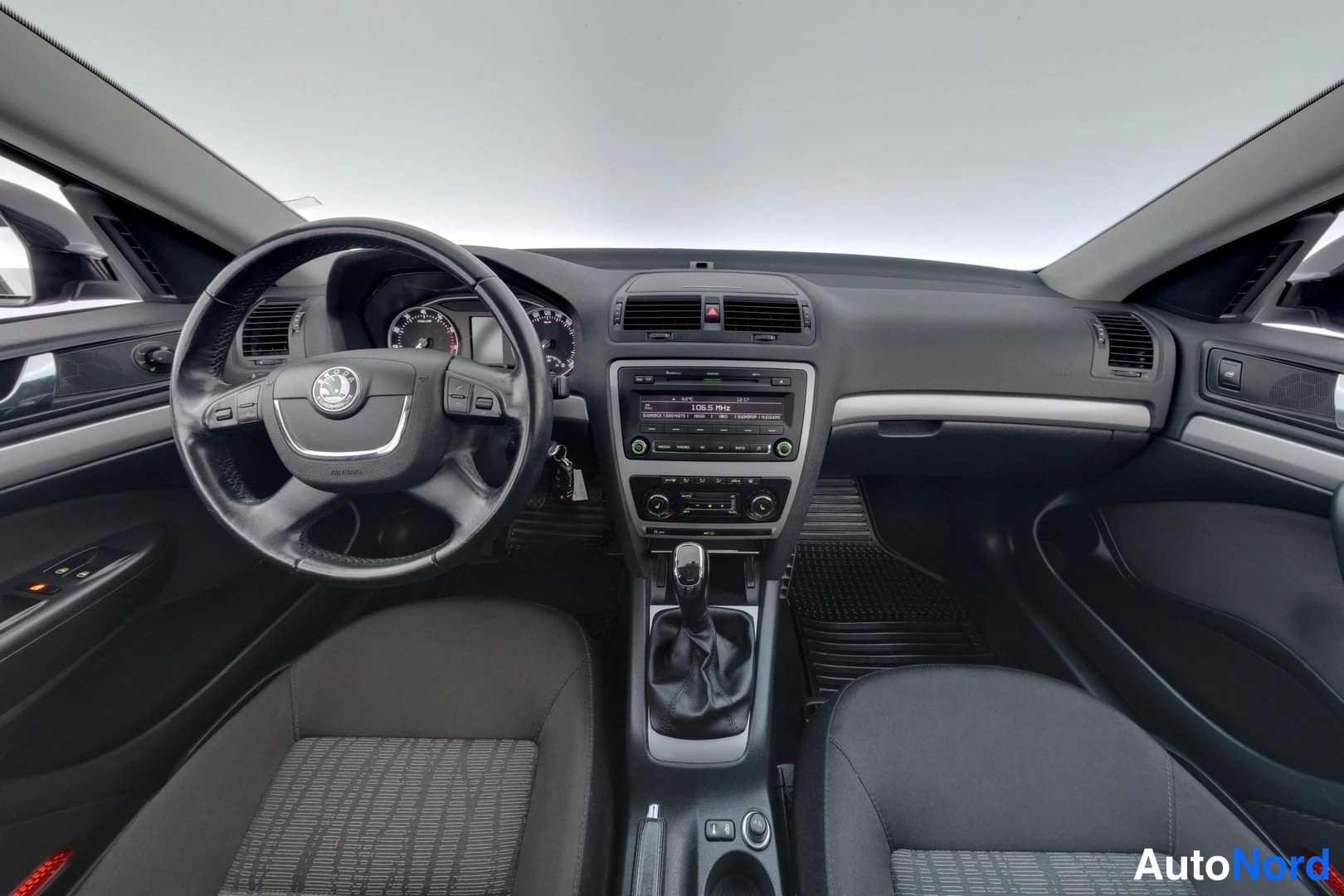 Musta Skoda Octavia 2012, ohjaamo, kuva 7